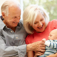 Cinco buenos motivos, según la ciencia, por los que es positivo que los abuelos cuiden de sus nietos