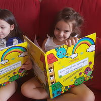 "Los mejores amigos del universo", el cuento personalizado y gratuito que reúne a los compañeros de clase en una emotiva historia