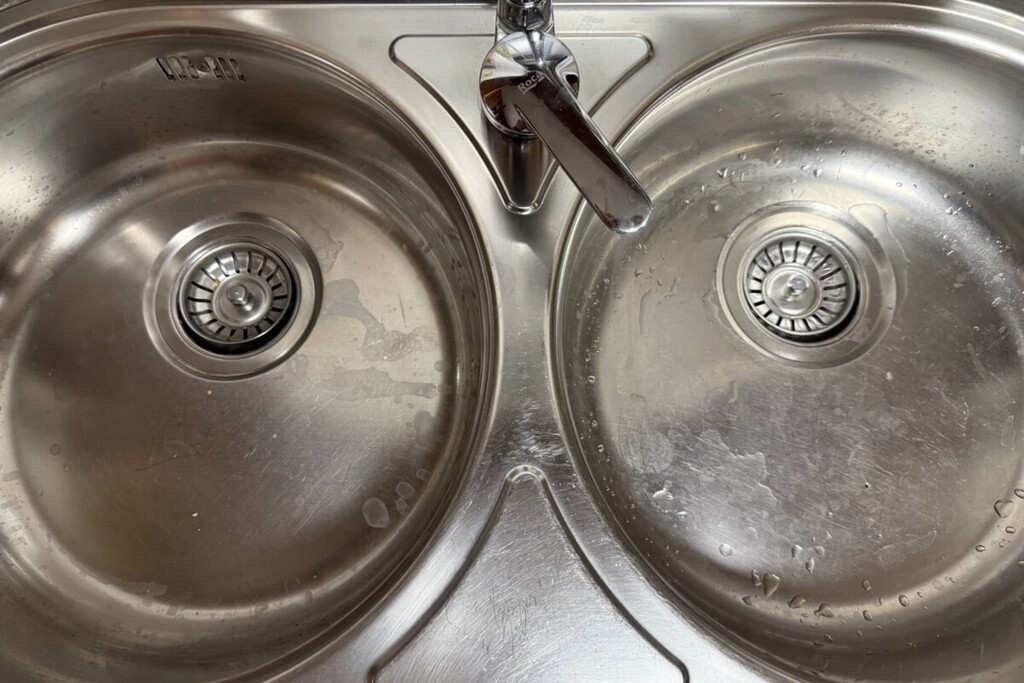 Si quieres evitar malos olores al volver a casa de vacaciones, un vaso de agua y un papel absorbente pueden ser suficientes 