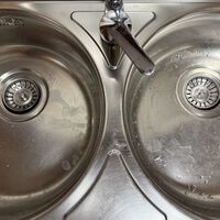 Si quieres evitar malos olores al volver a casa de vacaciones, un vaso de agua y un papel absorbente pueden ser suficientes 