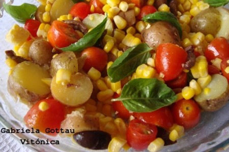Ensalada de patatas, albahaca y vegetales. Receta saludable