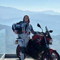 La moto como "terapia" y "batalla". Esta mujer superó un cáncer de mama y gastó su segunda vida en montar en moto 