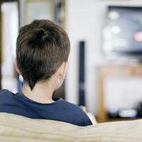 El consumo de televisión en la infancia promueve hábitos poco saludables que favorecen el desarrollo de la obesidad