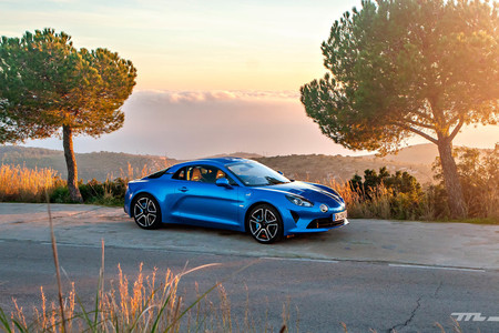 Probamos el Alpine A110 y sus 250 CV para 1.100 kg de puro placer de conducción
