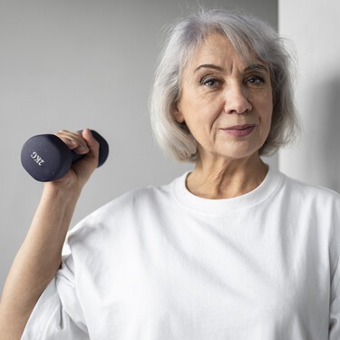 Tres ejercicios con kettlebells perfectos para mayores de 60 que fortalecen todo el cuerpo y frenan el envejecimiento