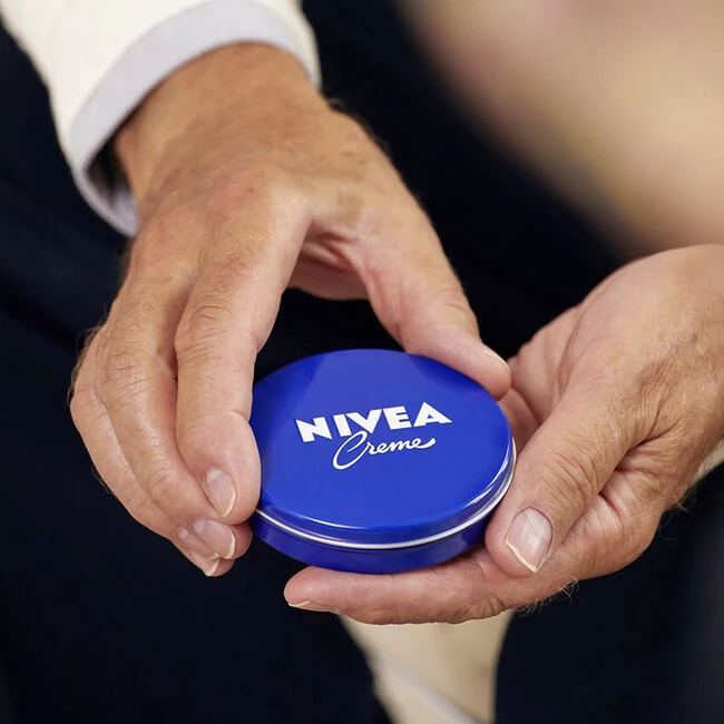 La Ocu Y Los Dermatologos Coinciden Tras Dos Semanas De Uso La Nivea De Lata Azul Ha Demostrado Su Capacidad De Hidratacion Que Consideramos De 4 Estrellas
