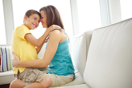 Por qué sigo acurrucando a mis hijos, aunque casi no quepan en mi regazo