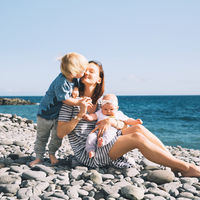 Si eres familia monoparental, estas son las ayudas estatales y autonómicas de las que puedes beneficiarte