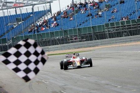 Miki Monrás comienza la temporada de la F2 con victoria