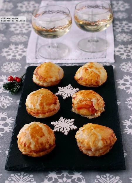 Bocaditos de brie con mermelada de tomate: receta de aperitivo facilísimo ideal para fiestas