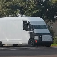 ¡Pillada! La furgoneta eléctrica de Amazon y Rivian ya rueda camuflada por carreteras californianas