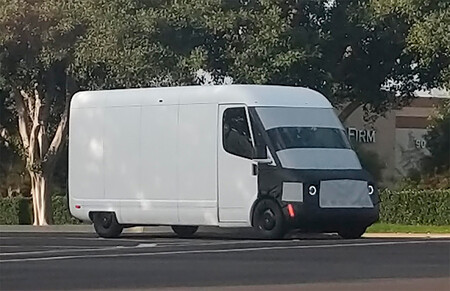 ¡Pillada! La furgoneta eléctrica de Amazon y Rivian ya rueda camuflada por carreteras californianas