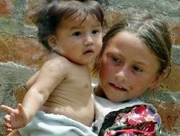 El juguete de las niñas del tercer mundo, ser madres en la infancia