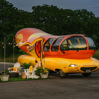 Ya puedes dormir en el coche salchicha de Oscar Mayer, disponible como alojamiento de Airbnb en Chicago