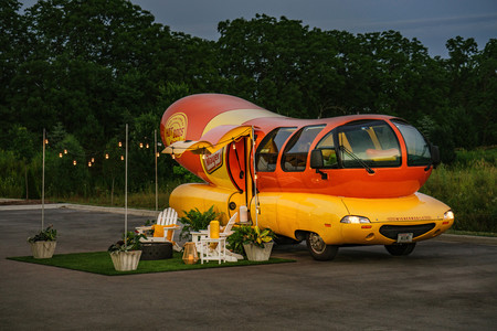 Ya puedes dormir en el coche salchicha de Oscar Mayer, disponible como alojamiento de Airbnb en Chicago