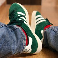 Estas zapatillas Adidas cuestan menos de 50 euros y son perfectas para el día a día 