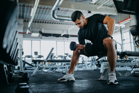 Una rutina de entrenamiento full-body en el gimnasio para bajar las torrijas
