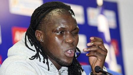 Royston Drenthe, un Ferrari 458 Italia, una cerveza y sin cinturón