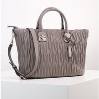 40% de descuento en el bolso Guess Keegan en color Taupé. Ahora sólo cuesta 89,95 euros en Zalando 