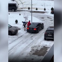 Un Ford Mustang desbocado en Rusia choca contra varios coches en un aparcamiento. Los vecinos sacan al conductor a bolazos de nieve y le dan una paliza