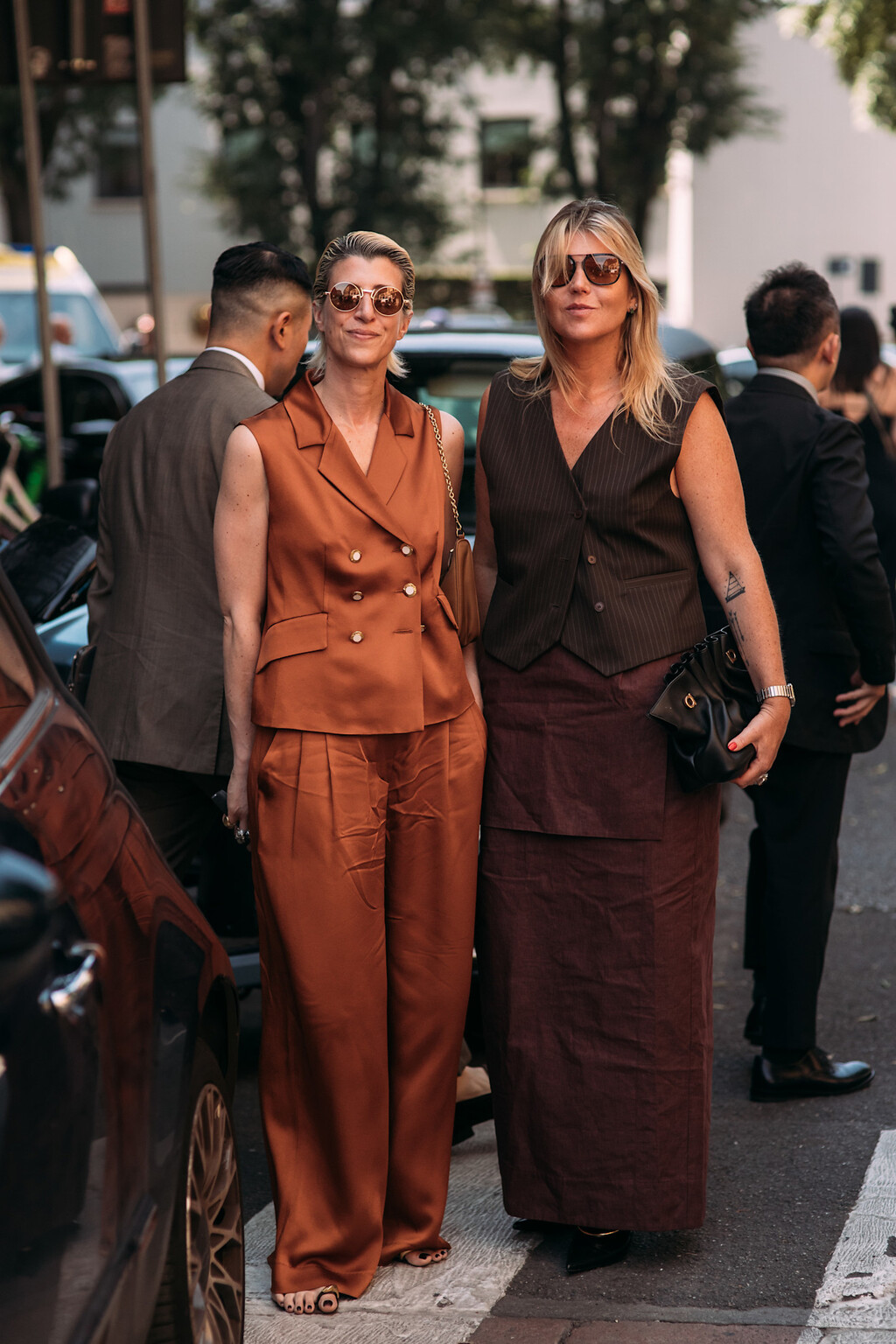 Acaba de llegar a las rebajas de Massimo Dutti el pantalón bordado favorito de la temporada porque es fresquito y estiliza