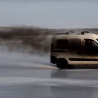Nunca subestimes lo que una Renault Kangoo de 450 CV puede hacer sobre el hielo escandinavo