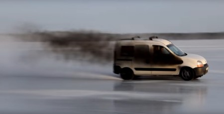 Nunca subestimes lo que una Renault Kangoo de 450 CV puede hacer sobre el hielo escandinavo
