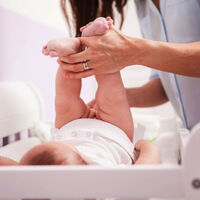 Cómo es la caca de los bebés y cuáles son los signos de alerta