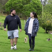 Eles fugiram para as montanhas para escapar de suas dívidas; 4 anos e muitas ovelhas depois, eles agora são um fenômeno rural 