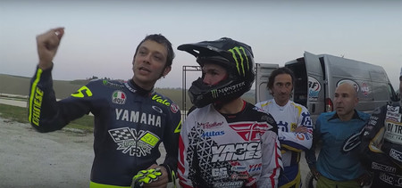 Brad Baker visita el rancho de Rossi para preparar el Superprestigio y se vuelve calentito a casa
