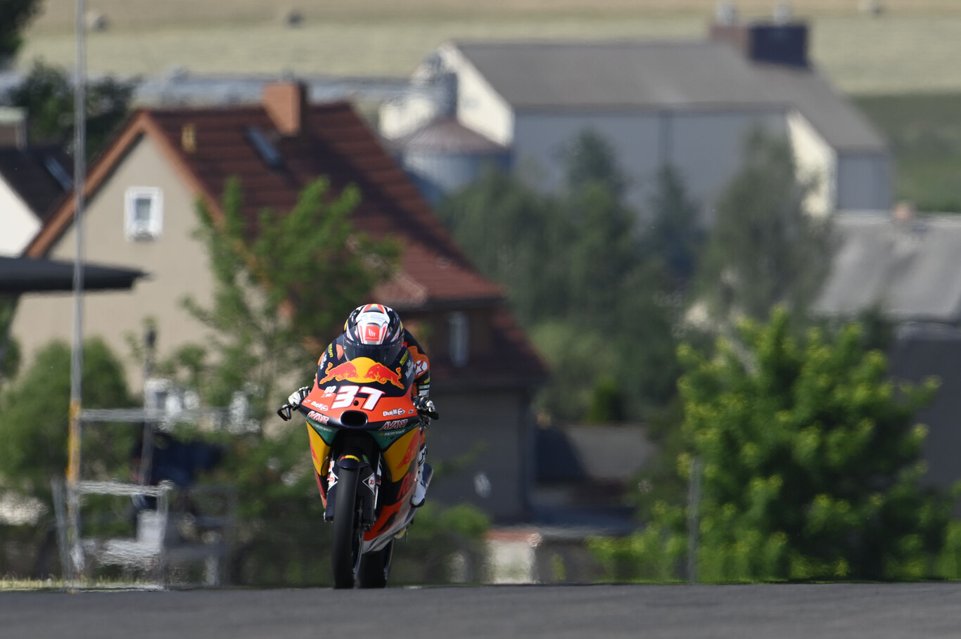¡Épico! Pedro Acosta remonta para ganar su cuarta carrera en Moto3 y dejar muy encarrilado el mundial