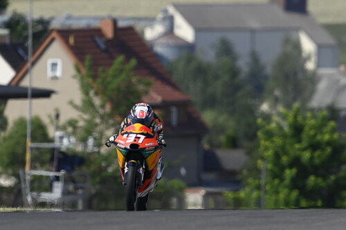 ¡Épico! Pedro Acosta remonta para ganar su cuarta carrera en Moto3 y dejar muy encarrilado el mundial