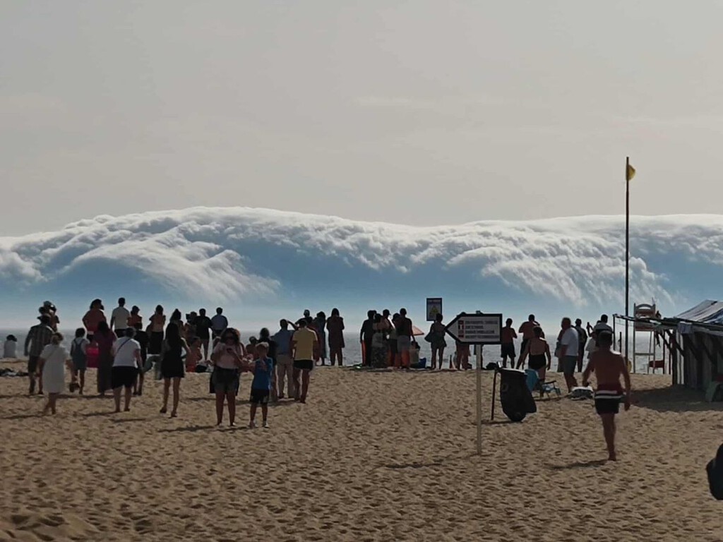 Una extraña y gigantesca nube tubular asusta a los bañistas en las playas de Portugal: "Parecía un tsunami" 