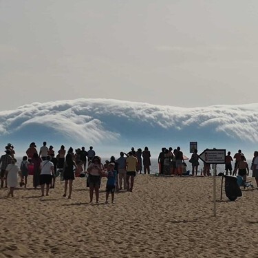 Una extraña y gigantesca nube tubular asusta a los bañistas en las playas de Portugal: "Parecía un tsunami" 