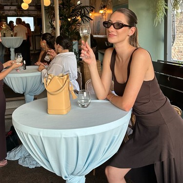 Me parecían sandalias de diosa griega, pero las pijas madrileñas las aman: planas, enjoyadas y muy chic para el verano