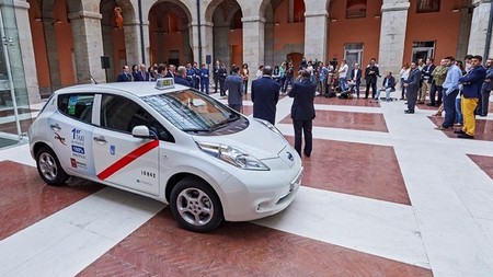 El primer taxi eléctrico de Madrid ha ahorrado en combustible 200 euros en un mes