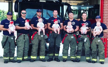 La paternidad también es contagiosa: siete bomberos han sido padres de siete bebés en 14 meses