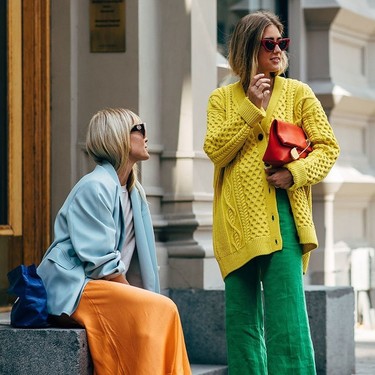 El street style se está echando la mejor partida de parchís, porque estos colores se mezclan solos