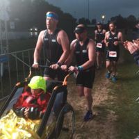 Juntos hasta el final: finalizó un triatlón Ironman junto a su hijo con distrofia muscular 