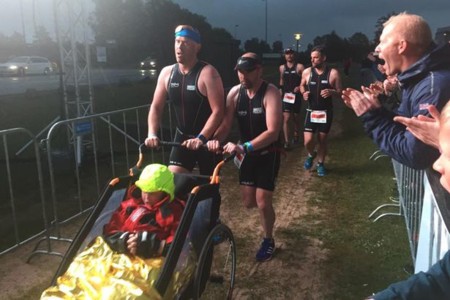 Juntos hasta el final: finalizó un triatlón Ironman junto a su hijo con distrofia muscular