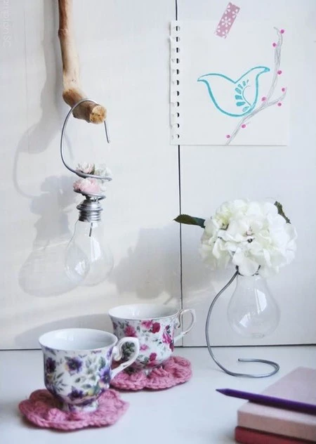 Un florero con una bombilla para este fin de semana