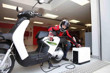 Enchufando el Honda EV-Neo