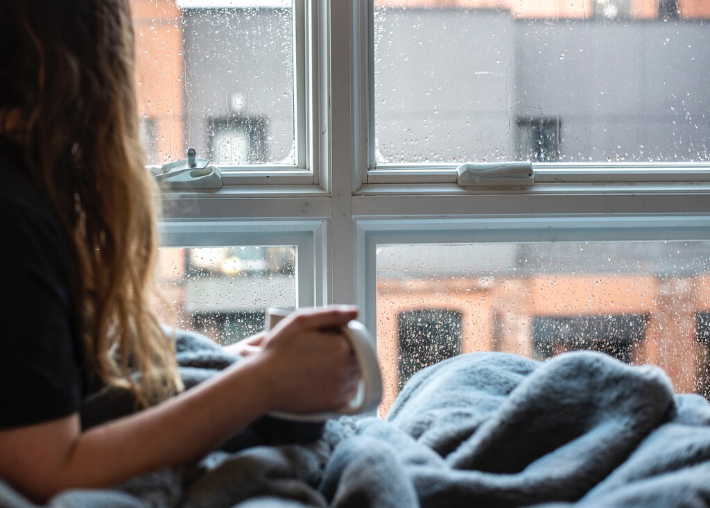 Cada vez que hace viento la temperatura de casa se desploma: este es el motivo y cómo evitarlo para ahorrar en la ola de frío 