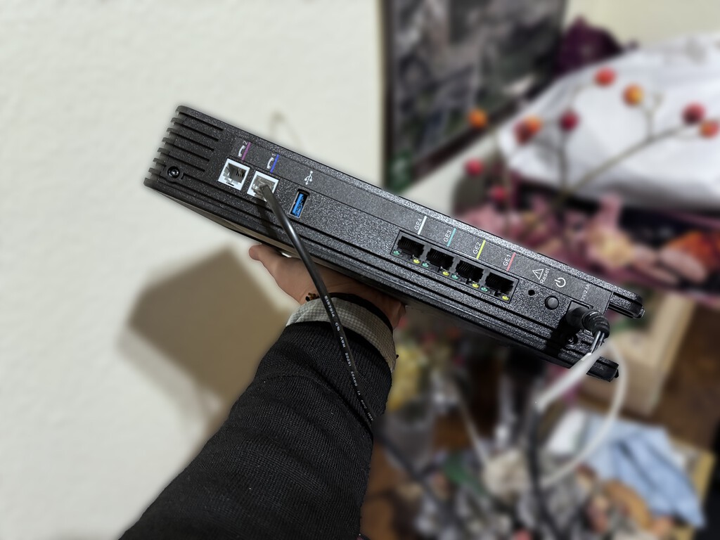 Tu router puede tener un misterioso puerto que quizás no usas: así puedes aprovecharlo