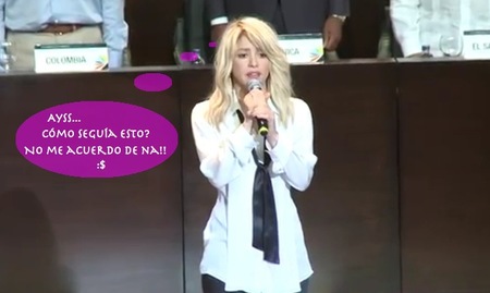 Shakira se inventa la letra, hasta del himno nacional