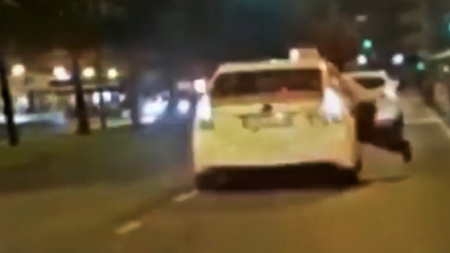 Un cliente arrastrado por un taxi al no querer pagar y otros casos chungos vividos por los taxistas de Gijón