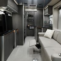 Airstream se supera con una furgoneta camper Mercedes-Benz Sprinter extensible y a todo lujo por más de 200.000 euros