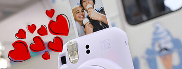 Instax mini 12: la cámara ideal para tomar fotos en pareja tiene descuento para que la regales el 14 de febrero 
