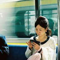 Cuando Japón convertió una ciudad en un experimento sin precedentes: 120 minutos de móvil al día como tope