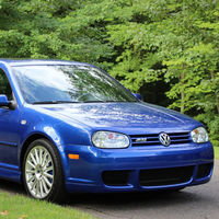 Alguien ha pagado 62.000 dólares por este Volkswagen Golf R32 de 2004: el doble de su precio original, pero a 'estrenar'